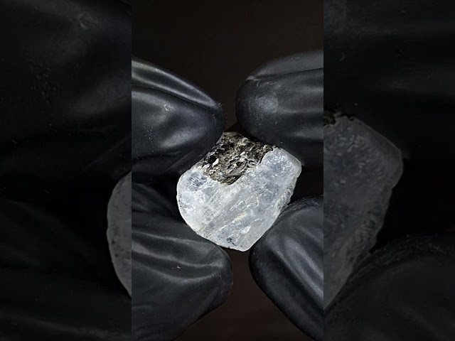 حجر القمر الخام الطبيعي