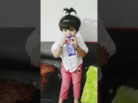 Cute baby ko Dairy milk Chocolate🍫 chji dilayi #shorts #trending