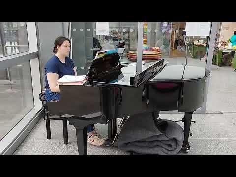 Music @ The Royal London Hospital - Medical final student Alex Conway returns to play in the foyer