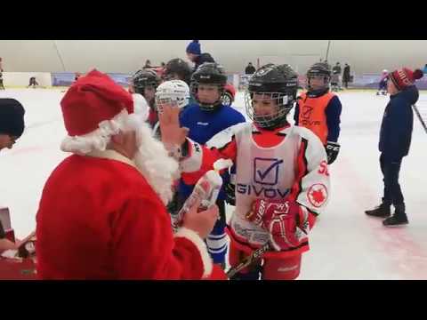 Csíkszeredában a legkisebb hokisokhoz látogatott a Mikulás