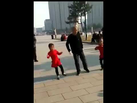 Дед танцует с внуками