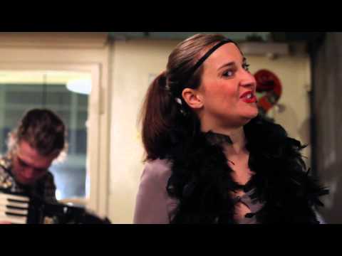 café-bar První republika vystoupení Chanson trio CouCou - Milord