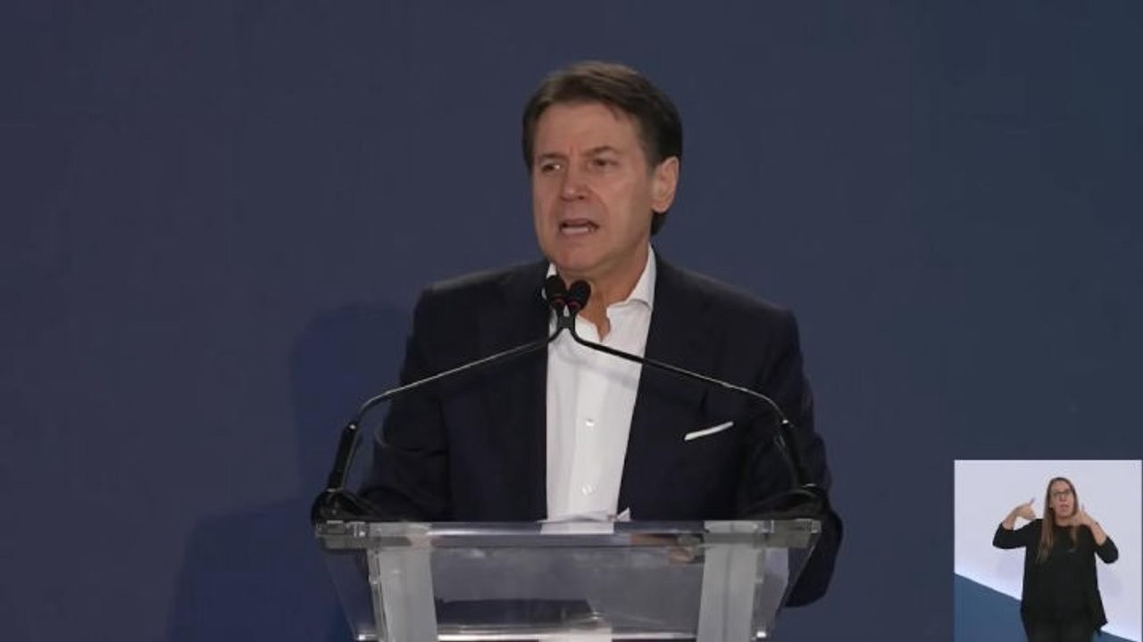 Conte strappa leggi del Governo Meloni sul palco di Nova: Faremo tabula rasa