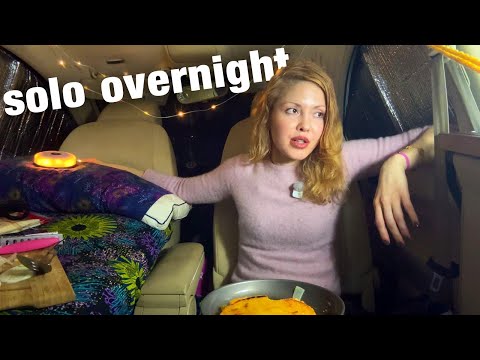 Heimliches Campen im nebligen Winter an einem 24-Stunden-Supermarkt | Autocamping