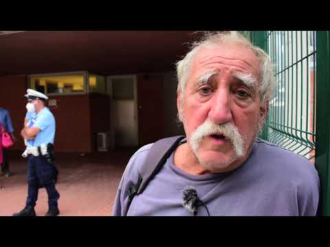 Pistoia: per protesta si incatena davanti alla biblioteca