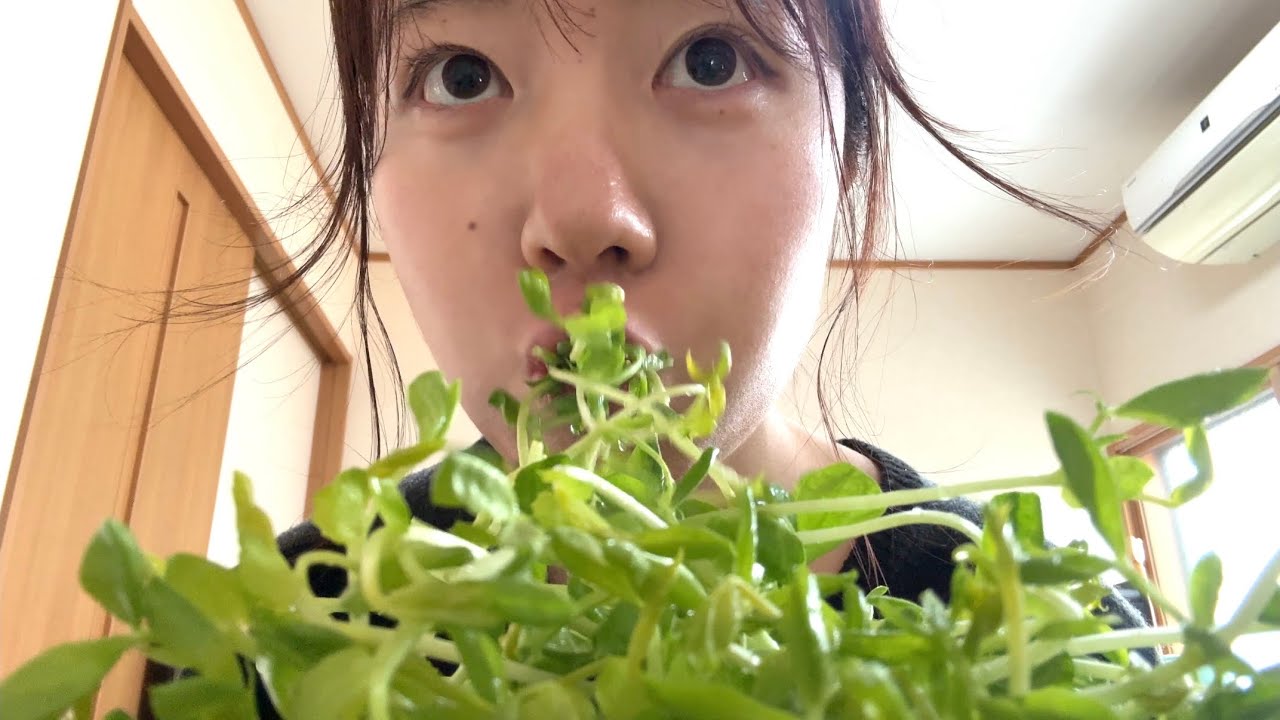 サラダ食べる時だけ牛になる女