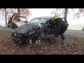 Auto botst op vrachtwagen en slaat over de kop