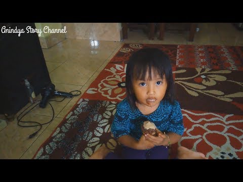 ANINDYA MAKAN ES KRIM CONTONG - BABY EAT ICE CREAM CONE