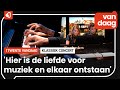 Twee geliefden achter één piano: Sofia en Andrey geven een openluchtconcert in hun eigen Enschede.