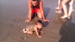 Gateando en la playa