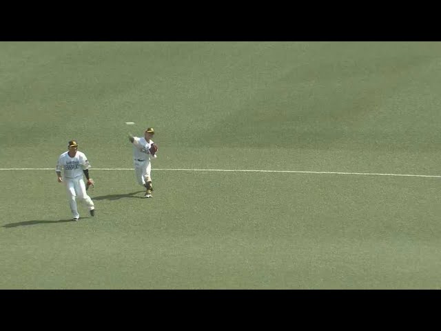 【ファーム】強肩を見せる!! ホークス・川原田純平が三遊間の打球を処理し、ノーバウンド送球でアウトを奪う!! 2023年4月16日 福岡ソフトバンクホークス 対 阪神タイガース