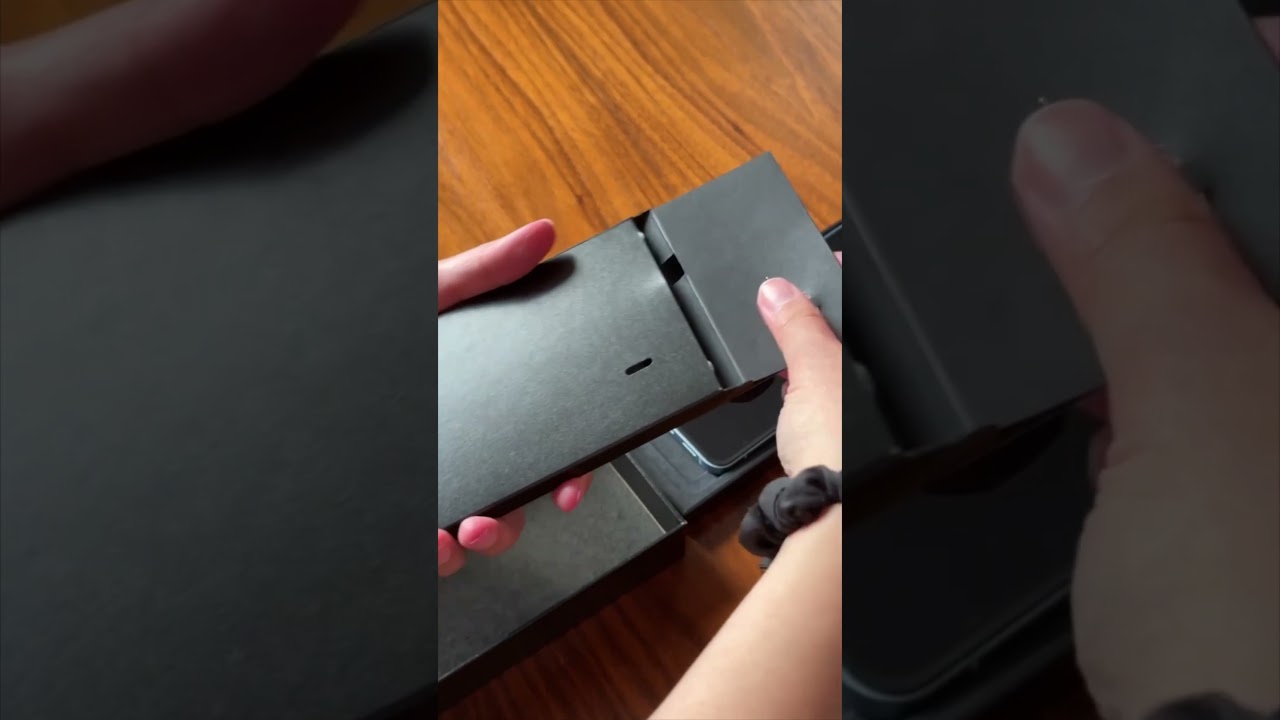 Unboxing Samsung's Galaxy Z Flip6