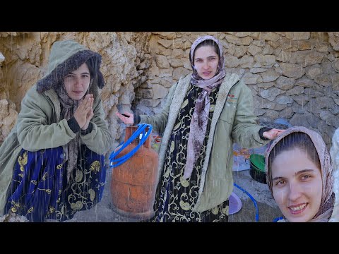 Helping A Homeless Pregnant Woman In The Snowy Mountains - Living In A Cave