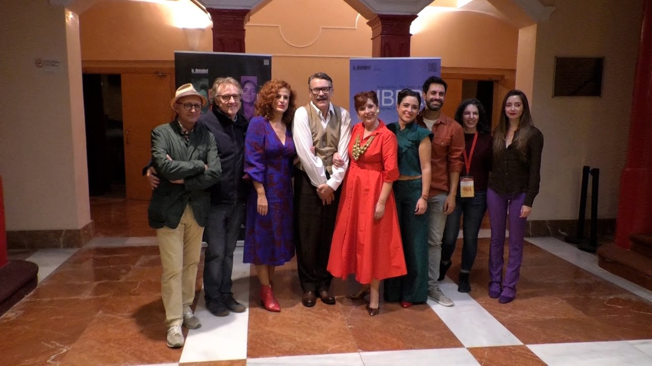 La Dependent posa al p&uacute;blic dempeus amb "Ibers, hist&ograve;ries d'abelles, reines i abellots"