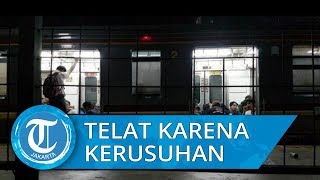 KRL Commuterline Sempat Telat Jalan di Stasiun Palmerah, Penumpang Kelelahan Duduk di Lantai