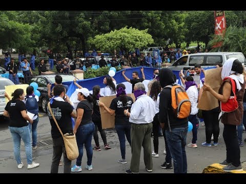 Policía asedia a manifestantes que protestan en parqueo de un restaurante en Managua