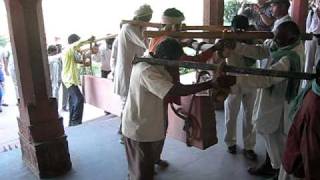 preview picture of video 'インド人の掛け声 [ Fatehpur Sikri in INDIA ]'