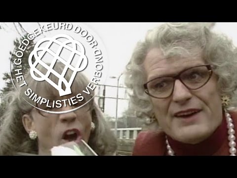 De zusjes Veenendaal leggen een bloemetje bij een moskee - Van Kooten en De Bie