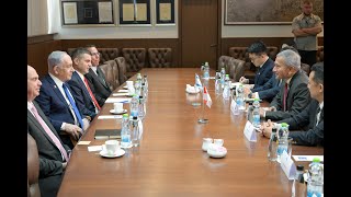 ראש הממשלה בנימין נתניהו נפגש עם שר החוץ של סינגפור ויויאן בלאקרישנאן (עדכוני משרד ראש הממשלה) - התמונה מוצגת ישירות מתוך אתר האינטרנט יוטיוב. זכויות היוצרים בתמונה שייכות ליוצרה. קישור קרדיט למקור התוכן נמצא בתוך דף הסרטון