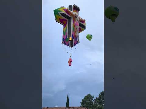 🎈globo llamado la cruz de los Milagros en el festival en Tirindaro Michoacán.