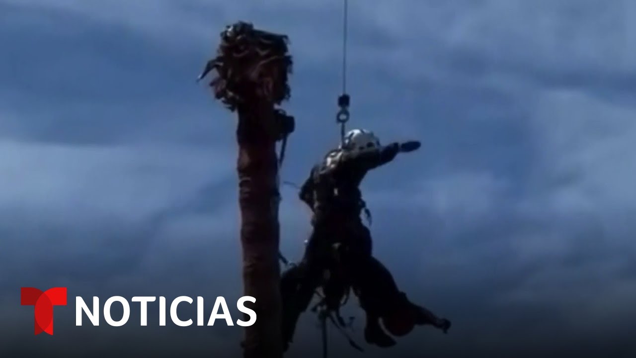 Un hombre queda inconsciente a 75 pies de altura por una emergencia médica | Noticias Telemundo