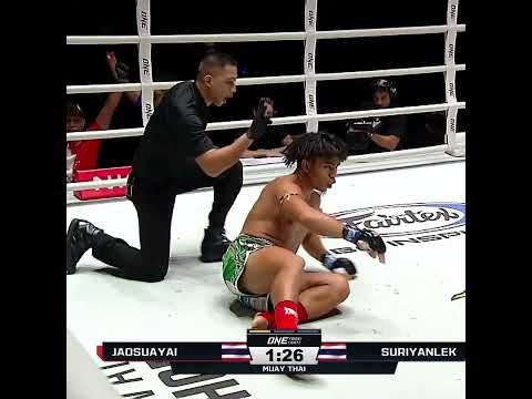 DYNAMITE 🧨 Jaosuayai nearly starches Suriyanlek in Round 1!