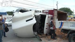 Agreden equipo de Noticias SIN por grabar a propietario de camión que derribó semáforo