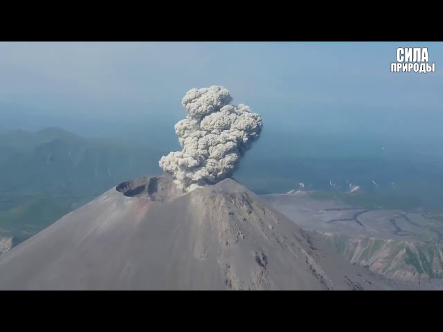 На Камчатке началось извержение вулкана Безымянный. Видео 1