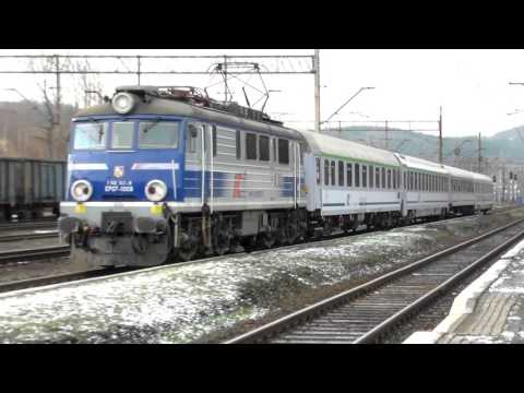 EP07-1009 ze składem "Śnieżka" przejeżdża przez stację Wałbrzych Fabryczny