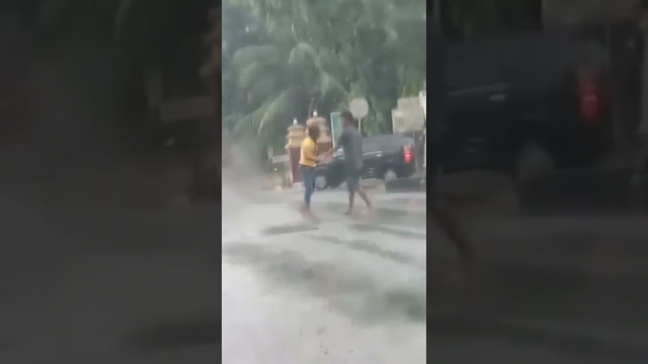 viral diduga suami istri bertengkar di tengah jalan saat hujan 🌧 #shorts #shortvideo #shortsyoutube