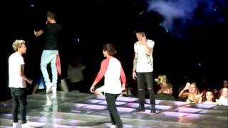 Niall injured and limping with Louis - One Direction Sydney 5/10/2013