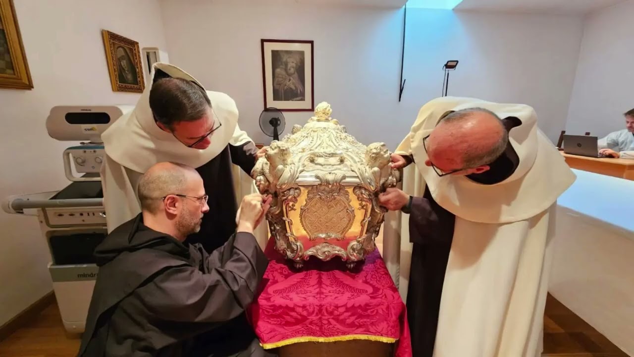 Reabren el sepulcro de Santa Teresa de Jesus | Alba de Tormes #reliquias