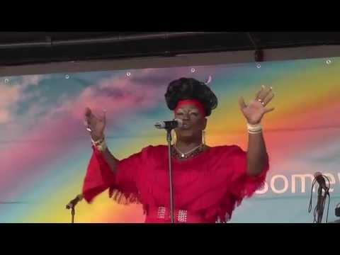 Effie Izora aus New York City in CSD Festival  on der Politue Buhne ' I am Changing '