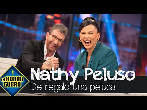 El desmelenado regalo de Nathy Peluso a Pablo Motos: “¿Me quedará mejor con gafas?” - El Hormiguero