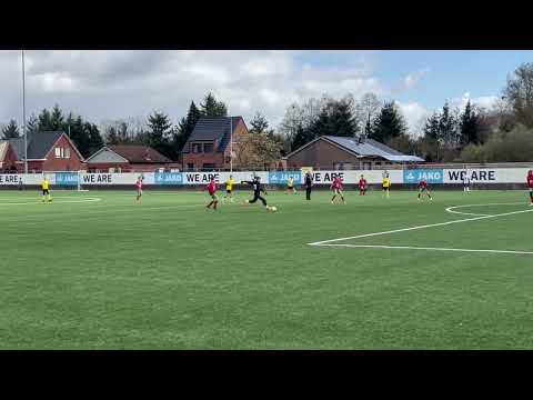 Keeper maakt een goal (SK Lierse - KV Oostende U11)