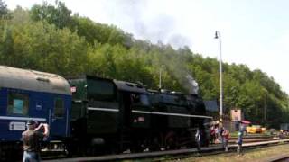 preview picture of video 'Czech steam engine 464.202 leaving from the Stara Paka railway station'