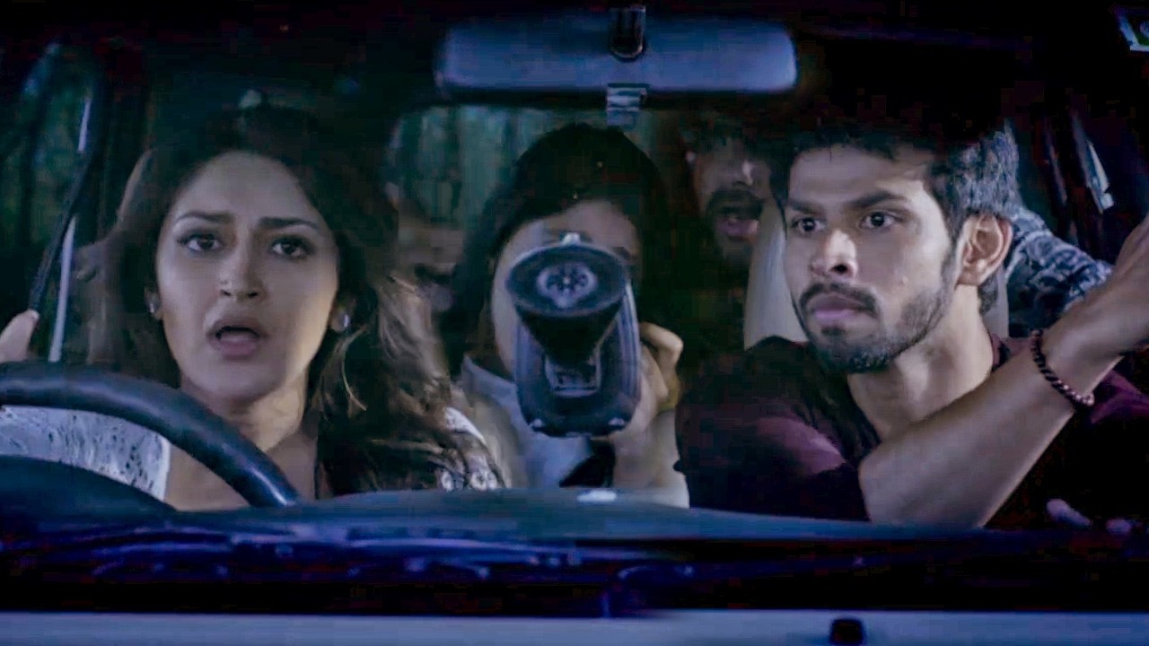 जाने अनजाने में सायशा सहगल ने जयम रवि को उसकी कार से उ?