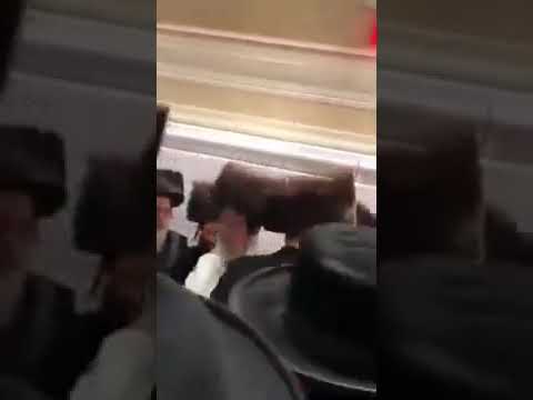 Galante And Viznitz Monsey Rebbe At A Wedding - Teves 5781