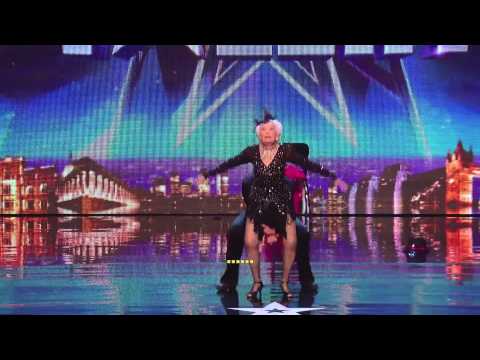Video: Una mujer de 80 años baila salsa y sorprende a todo el mundo