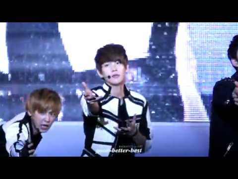 121020 Kyungbok High School Festival - Mama Baekhyun fancam