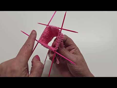 Knitting simple gum-gum socks