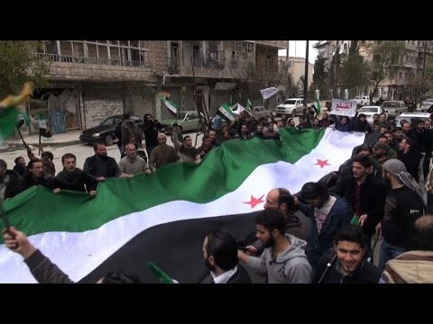 سوريون يستغلون الهدنة للتظاهر ضد النظام في حلب