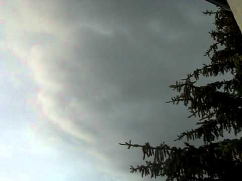 Dicke Wolkenfront mit heftigem Blitzeinschlag. Schreck lass nach!