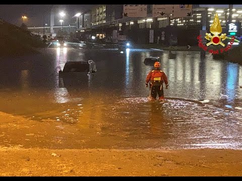 Auto sott’acqua a Malpensa, salvate 10 persone