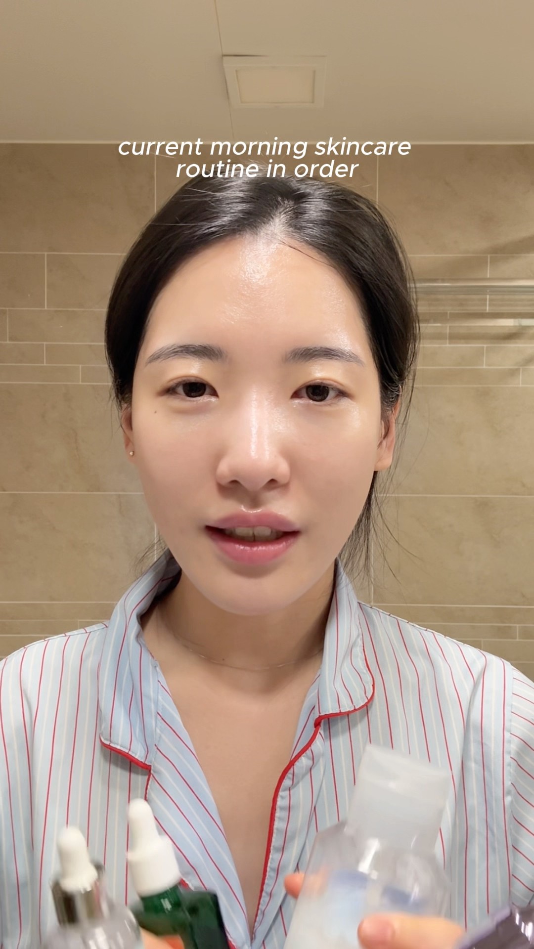 Pagi itu waktunya merawat kulit! 🌅 Yuk, coba urutan skincare Korea yang bikin wajahmu segar dan glowing! ✨