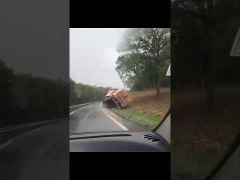 Caminhão tomba na BR-373 em Imbituva — motorista pode ter passado mal