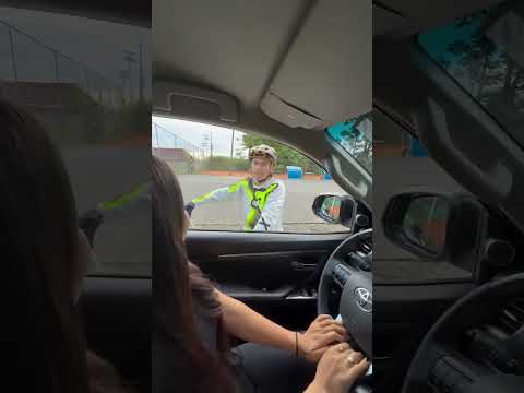 Cambio su genio cuando vio que era una mujer 😱 #reels #viralvideos #remix #automobile #smartphone