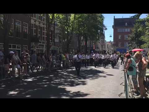 Het Nederlands Politieorkest tijdens het defilé van Veteranendag 2019