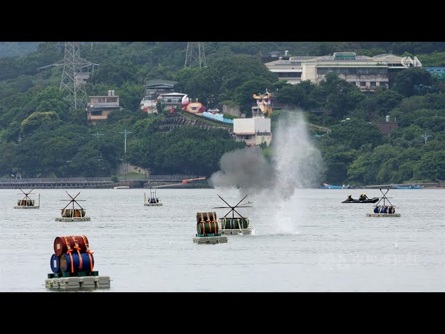 Taiwanese forces place explosives in Tamsui River in Han Kuang drills