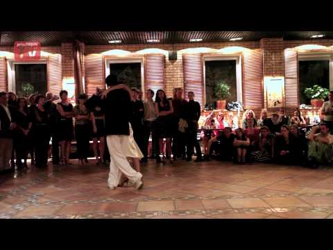  Mayra Galante  and  Silvio Grand  are  dancing  to  the  tango  "  Abandono  "
